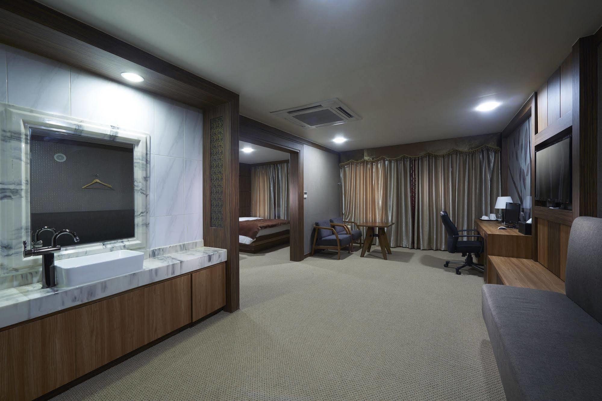 Benikea Premier Hotel Siheung Екстериор снимка