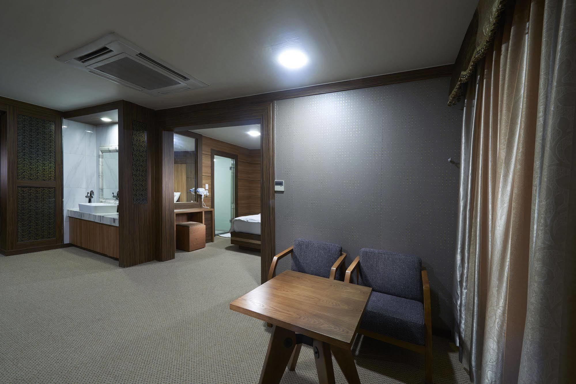Benikea Premier Hotel Siheung Екстериор снимка