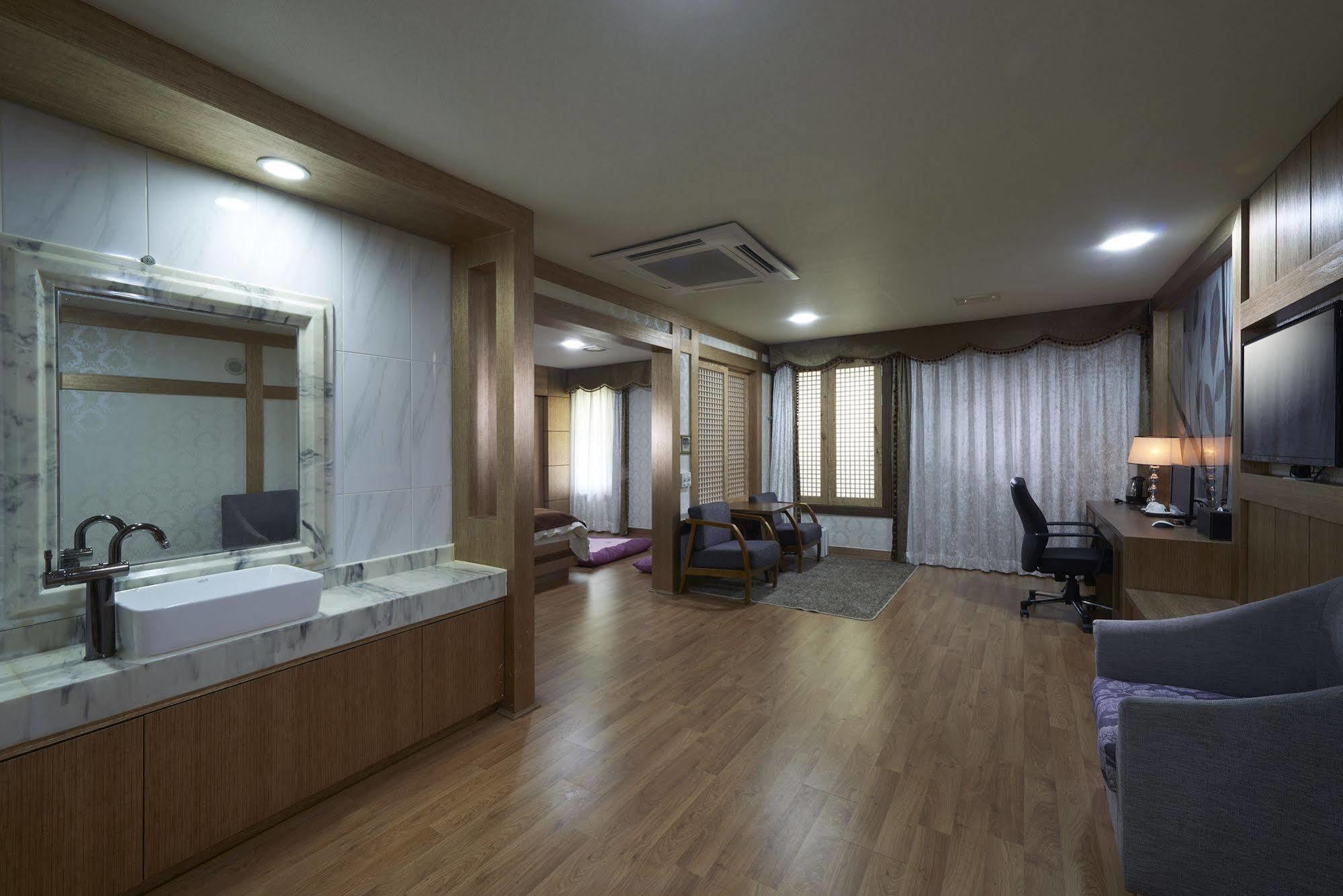 Benikea Premier Hotel Siheung Екстериор снимка