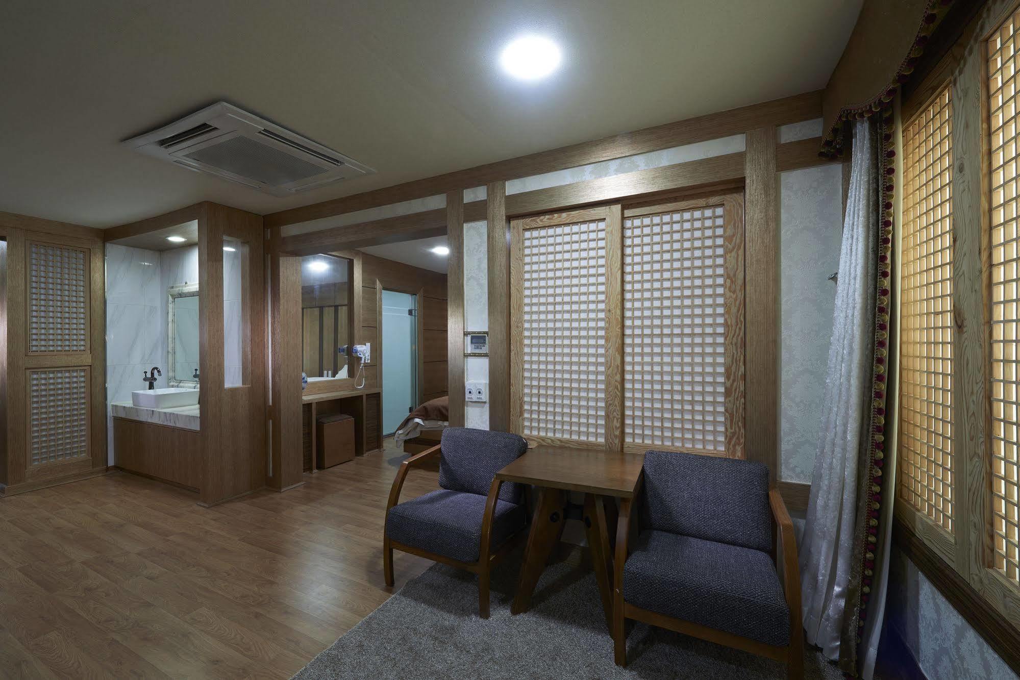 Benikea Premier Hotel Siheung Екстериор снимка