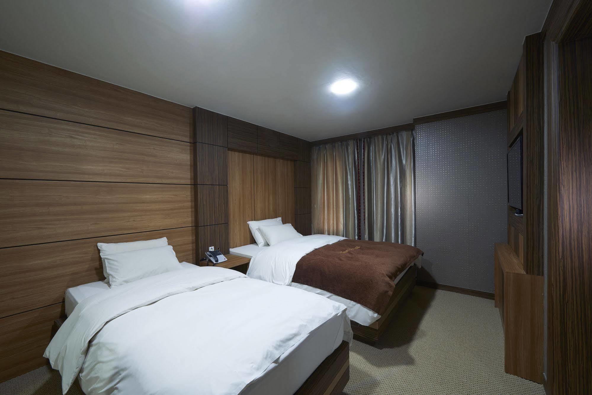Benikea Premier Hotel Siheung Екстериор снимка